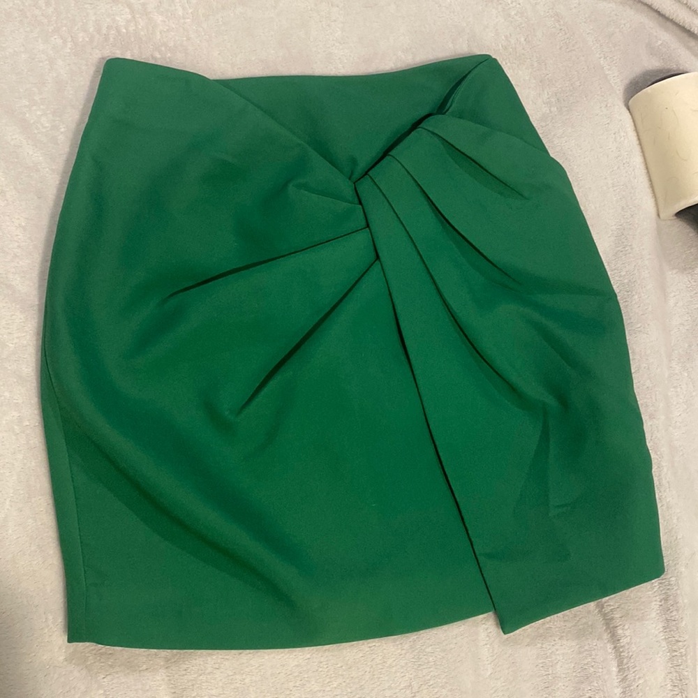 Cameo size XS green mini skirt with side knot detail